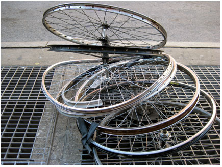 kapotte wielen voor de fietsverhuur ai ai