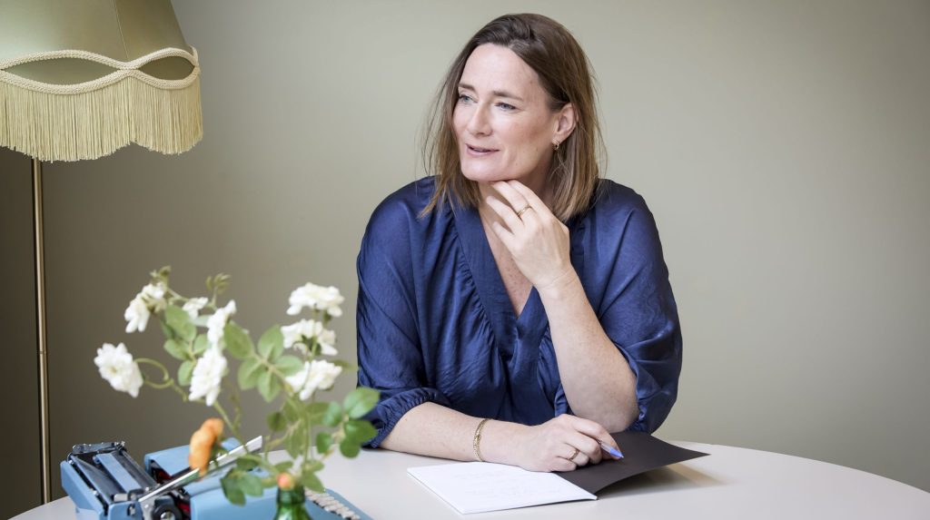 Merel Roze aan tafel met een bloemetje